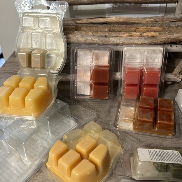 LOT OF 14 PRE OWNED, PARTIAL AND NEW WAX WARMER BARS-SOME ARE SCENTSY - Picture 8 of 16